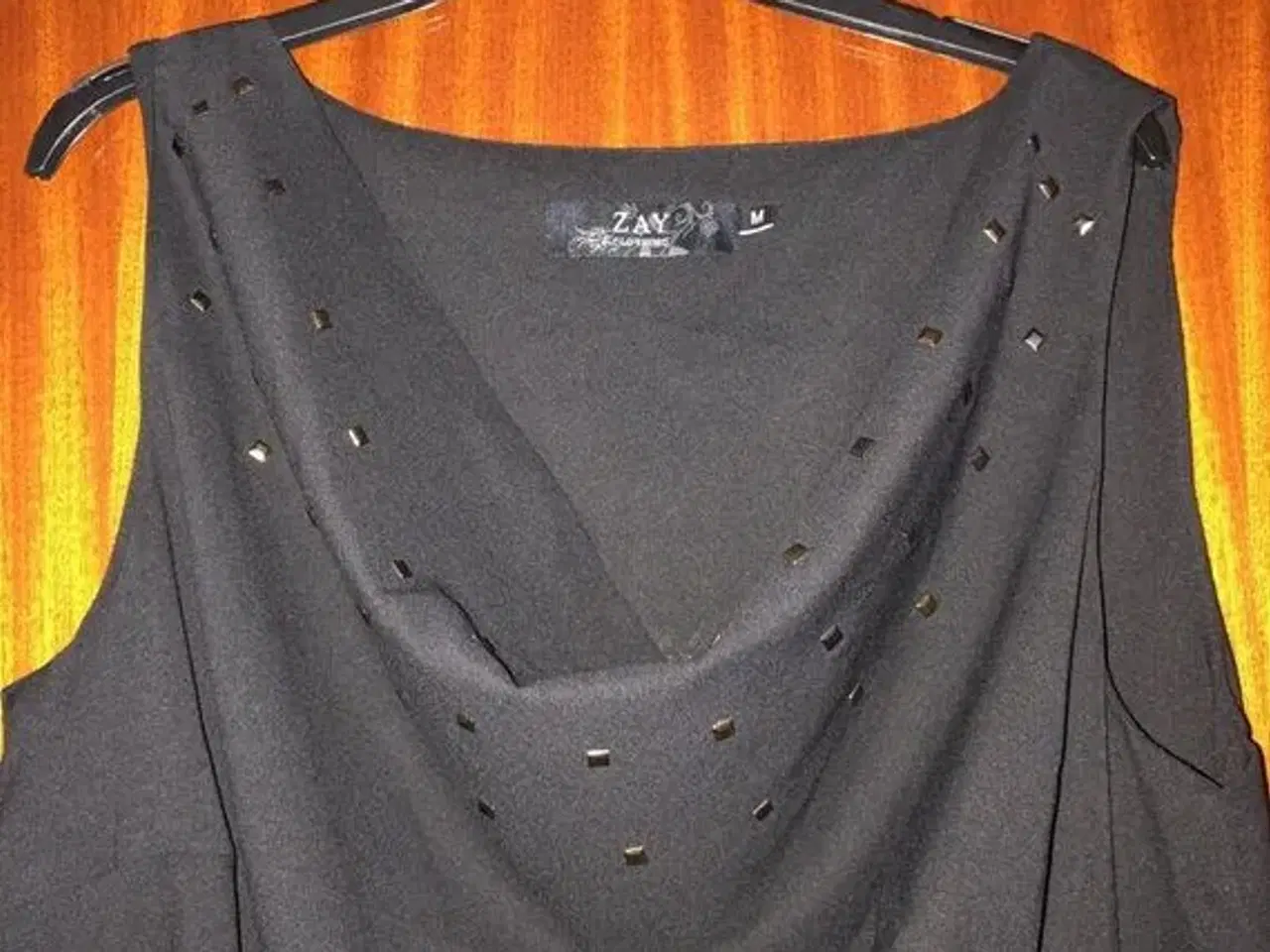 Billede 2 - Zay let sort kjole med nedfaldskrave 