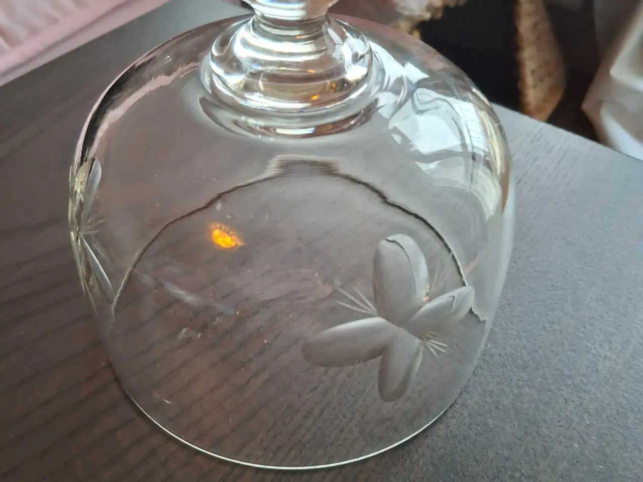 Billede 3 - Smuk kage/oste-klokke i klar glas m.rød bund