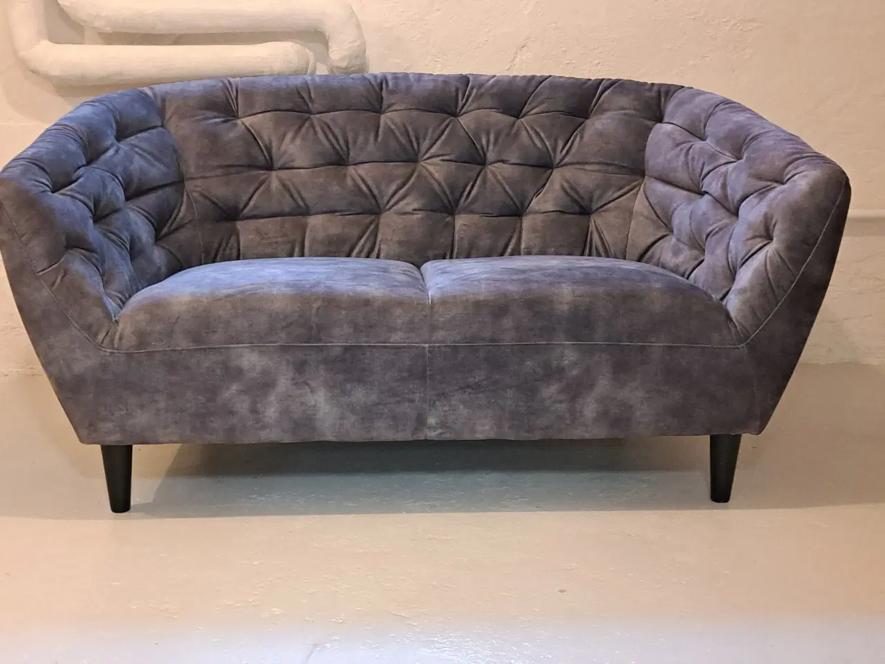 Billede 1 - RIA. 2 PERS. SOFA I VELOUR FRA ILVA.