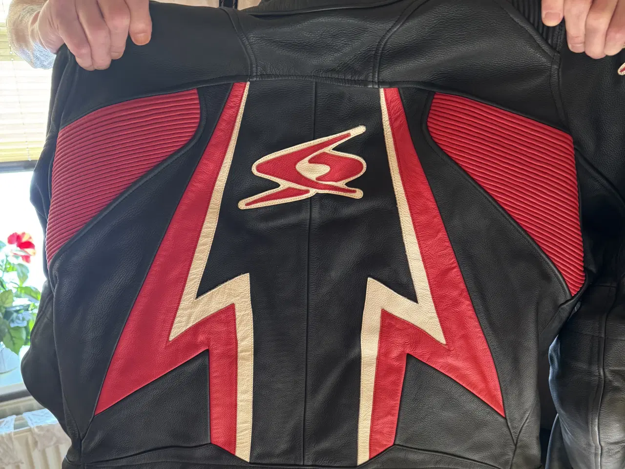 Billede 3 - Mc læder dragt str 58 brugt 1 gang helt som ny