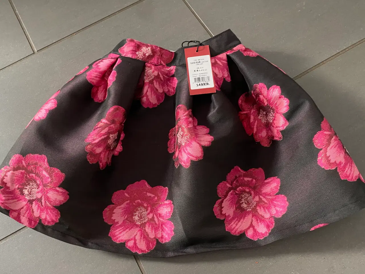 Billede 1 - Super flot sort nederdel med pink blomster - nyt