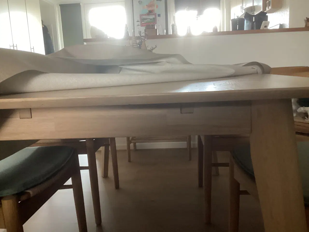 Billede 4 - Spisebord med udtræk i hvidolieret massiv eg.