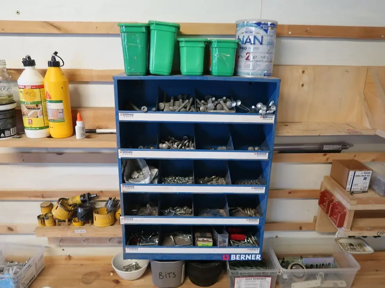 Billede 12 - Arbejdsbord med indhold