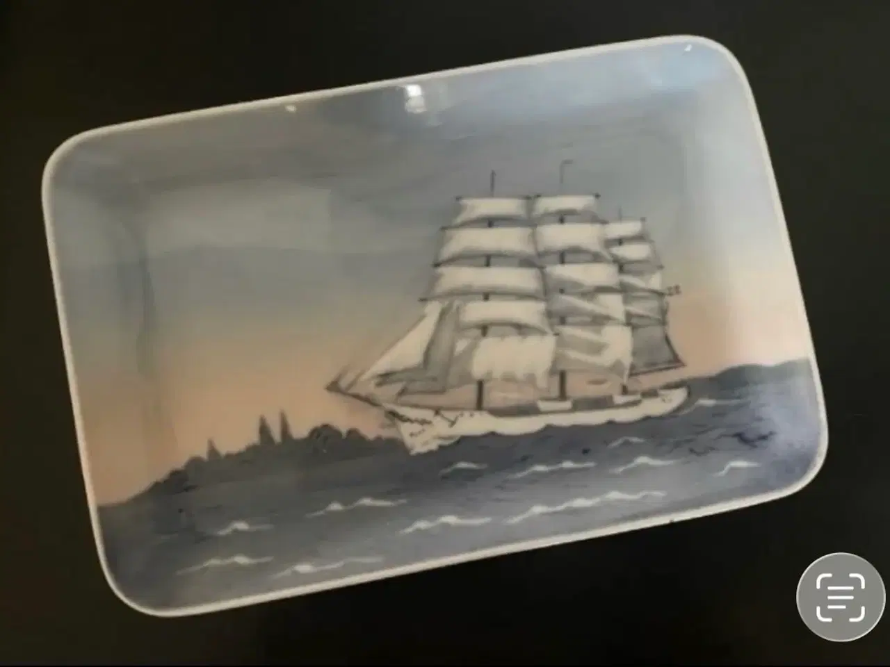 Billede 1 - Lille fad med skoleskibet fra B&G