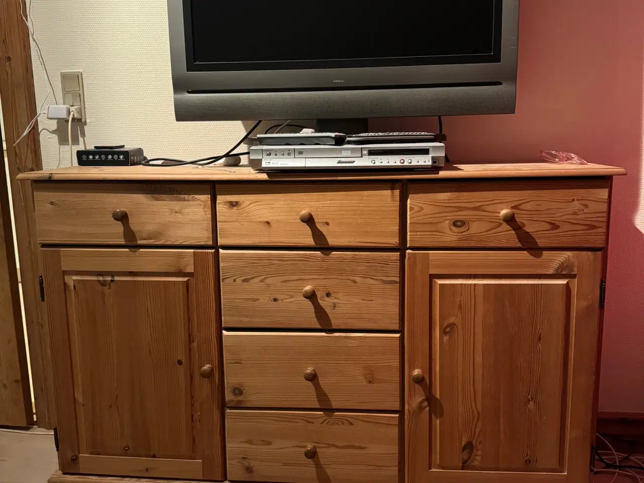 Billede 1 - Pæn kommode i fyrretræ