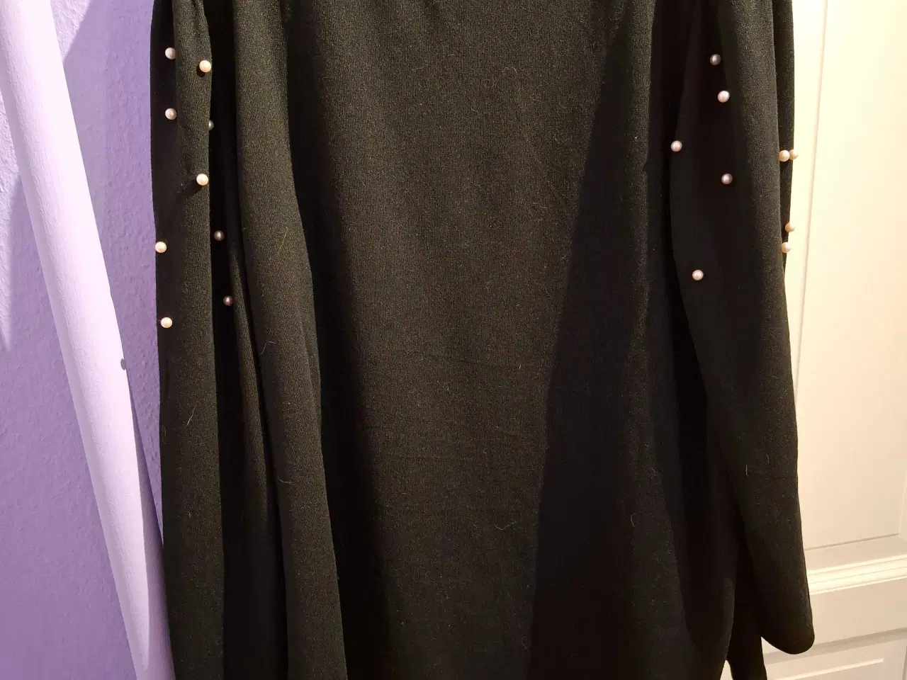Billede 2 - Sort bluse fra Zizzi med perler på ærmerne 