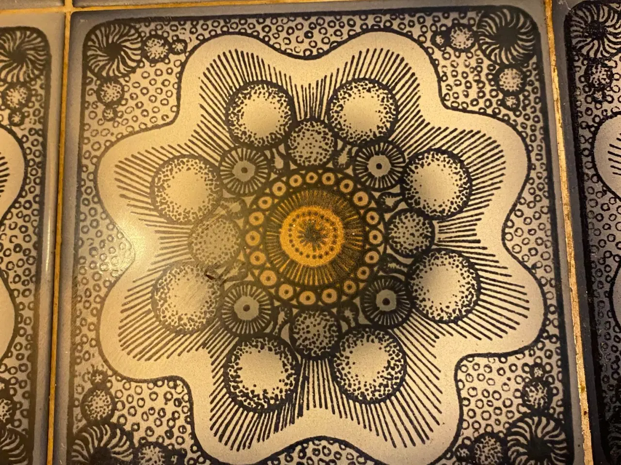 Billede 2 - Kakkelbord i egetræ - blå kakler