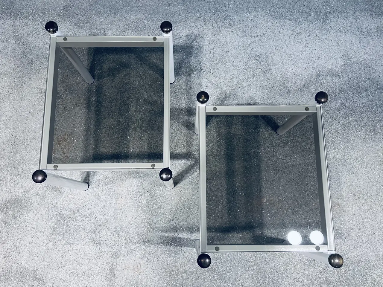 Billede 5 - Et par hvide sengeborde, med glasplade 1980’