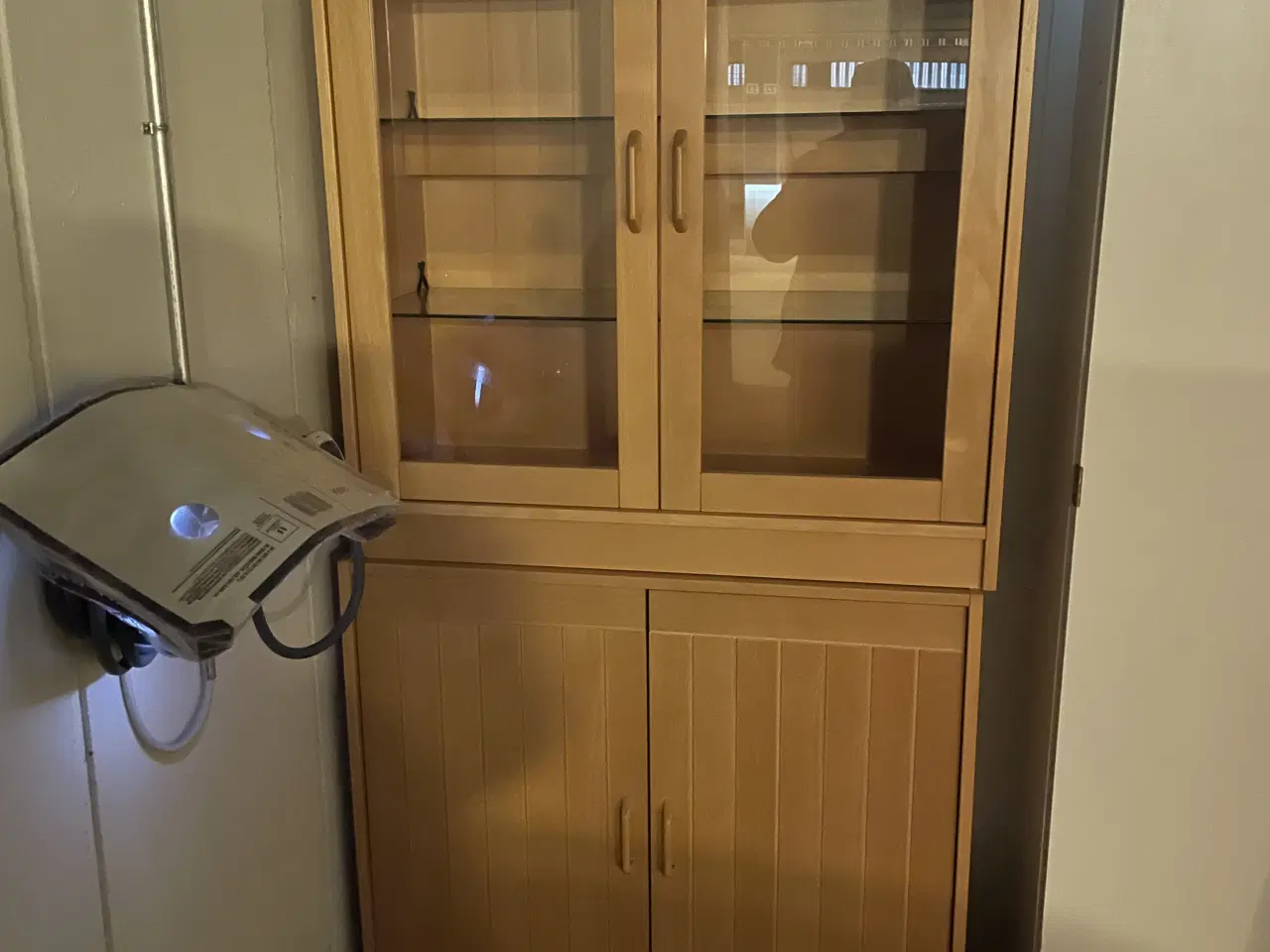 Billede 3 - To delt vitrineskab med lys.