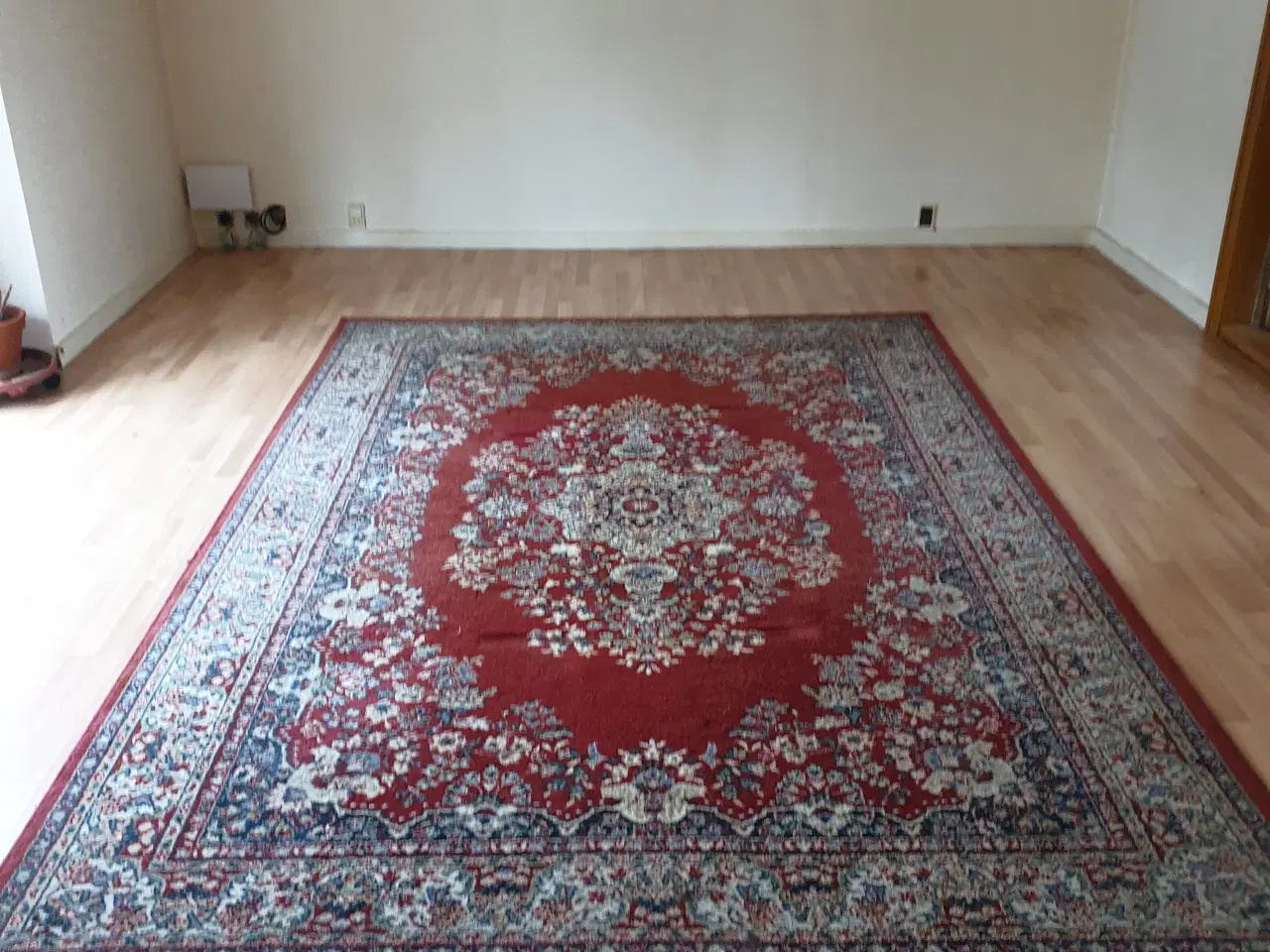 Billede 3 - Smukt tæppe i rød/dueblå og beige farver. 