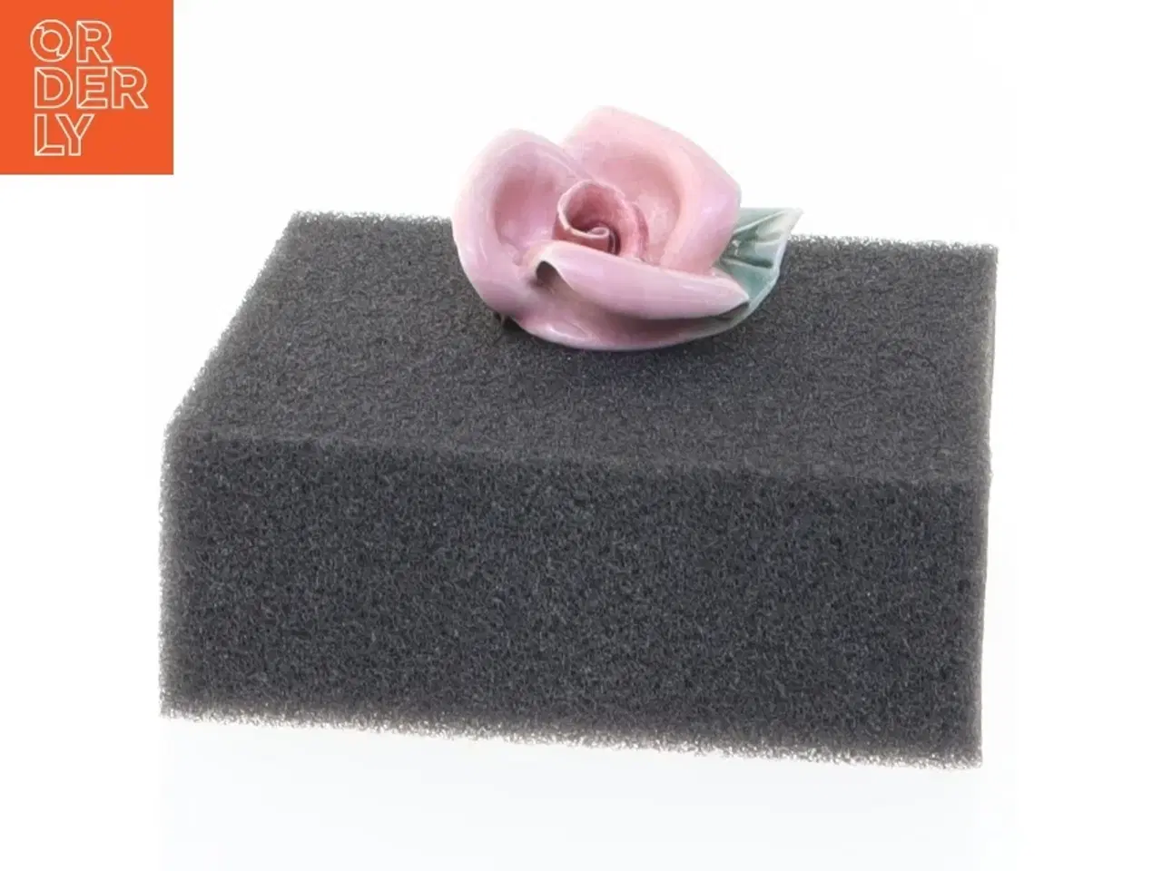 Billede 4 - Porcelænsbroche i form af en rose (str. 3,5 x 3 cm)