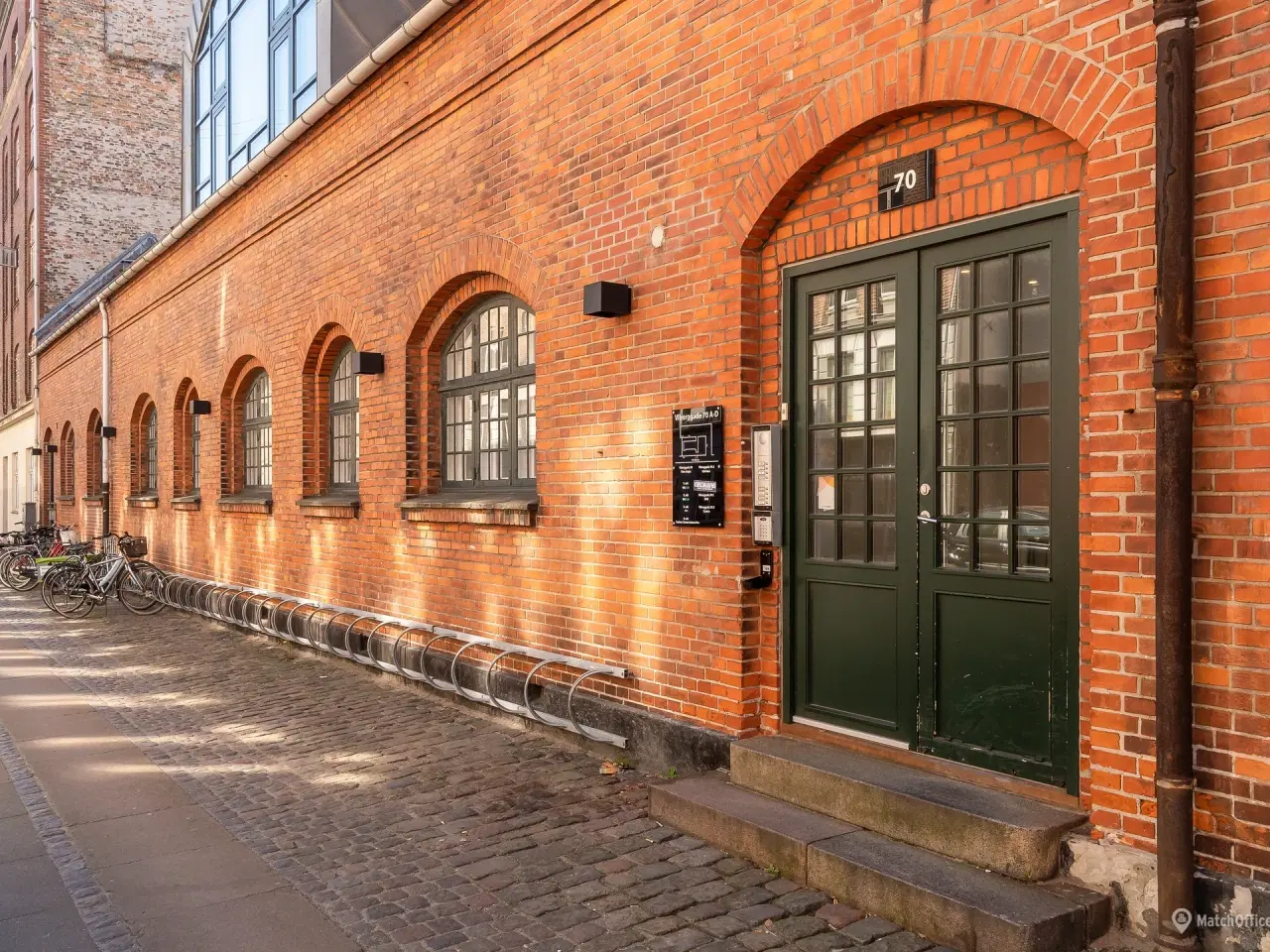 Billede 9 - Lyst og højloftet kontormiljø i tidligere fabriksbygning på Østerbro