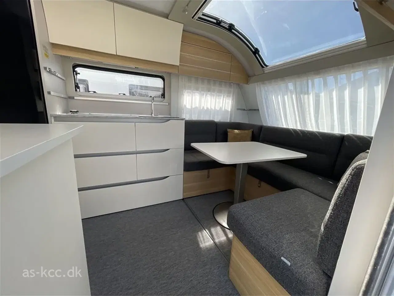 Billede 3 - 2021 - Adria Adora 572 UT   Adria Adora 572 UT årg. 2021 4 sovepladser, 5 siddepladser. Alde centralvarme., Air Con, Thule markise på taget. Alde Centralvarme.