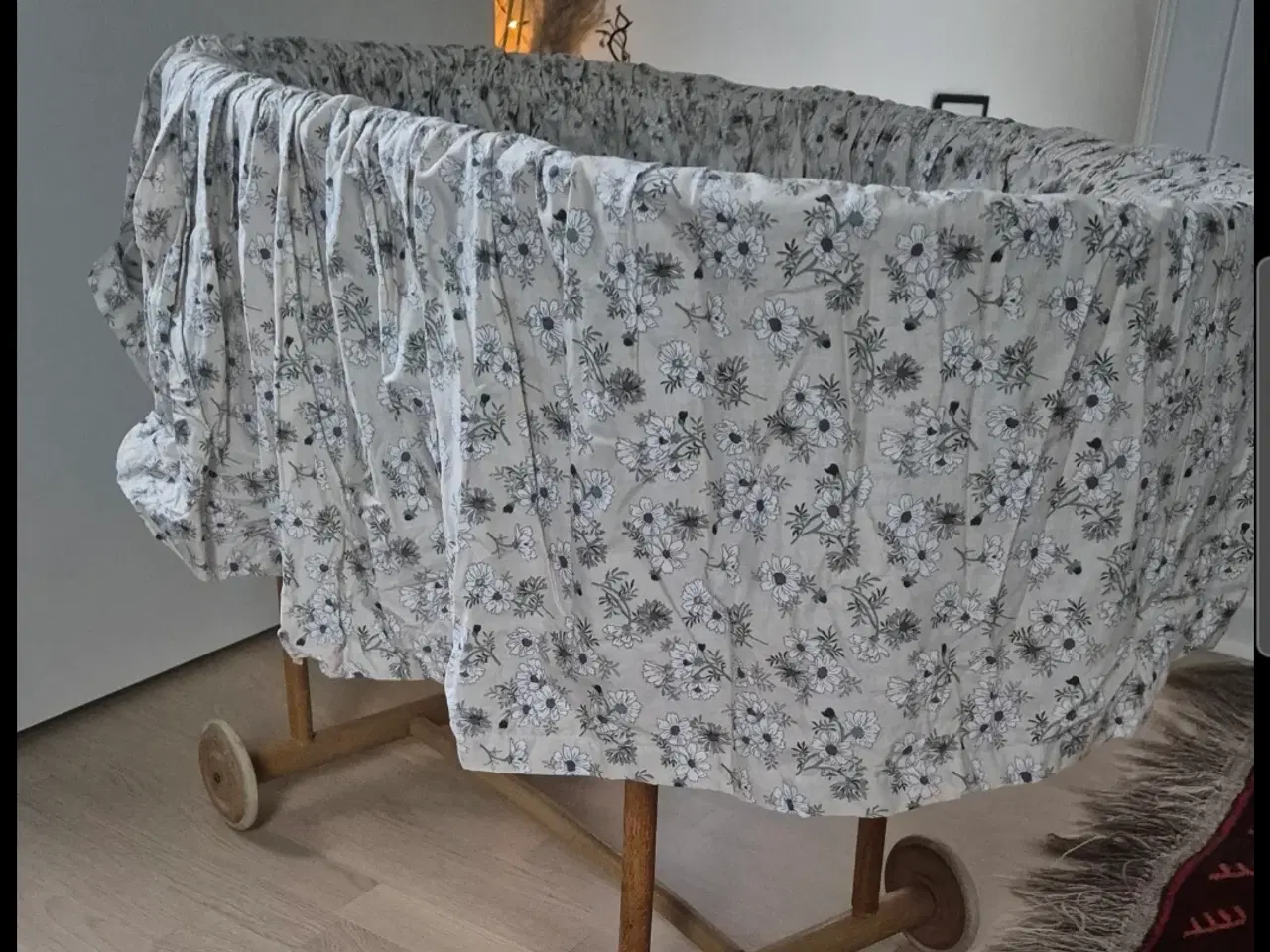 Billede 1 - Komplet pakke: Klassisk fletvugge på hjul m. babyn