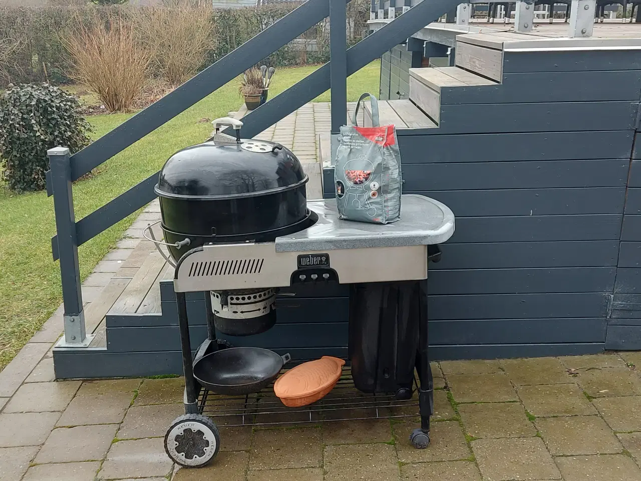 Billede 1 - Webergrill med støbejernsgryde, kul og stegeso.