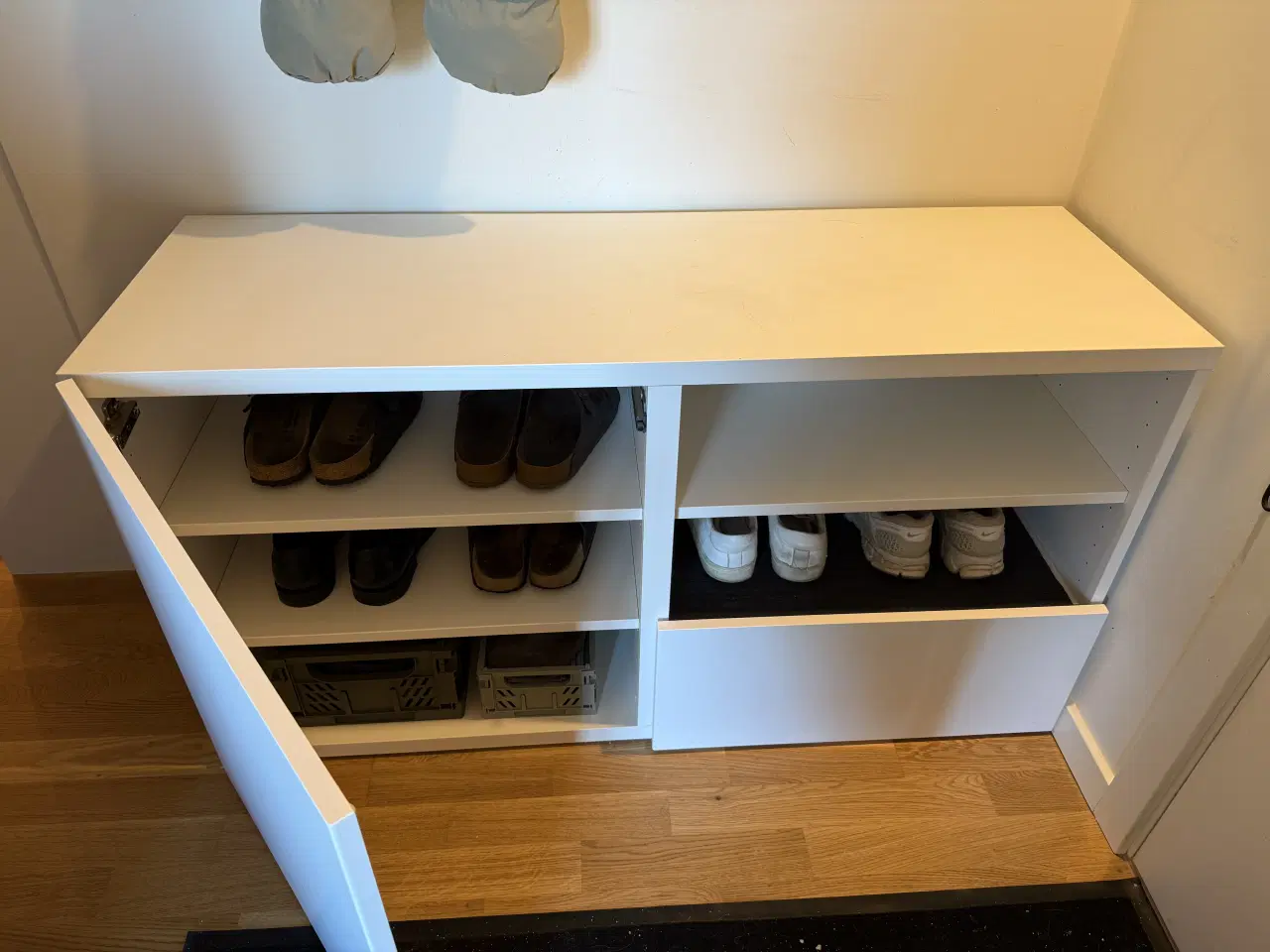 Billede 3 - Skoskab med hylder