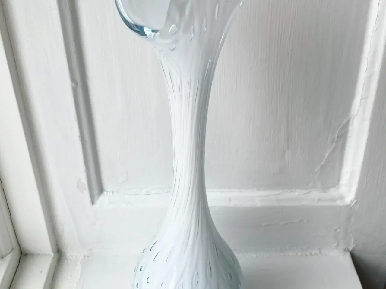 Billede 3 - Hvidt glas m bobler, klar bund