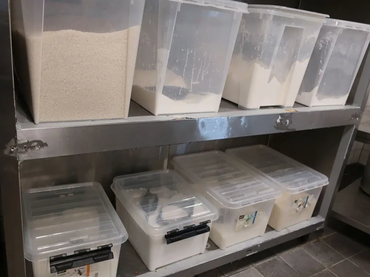 Billede 3 - Reol med indhold