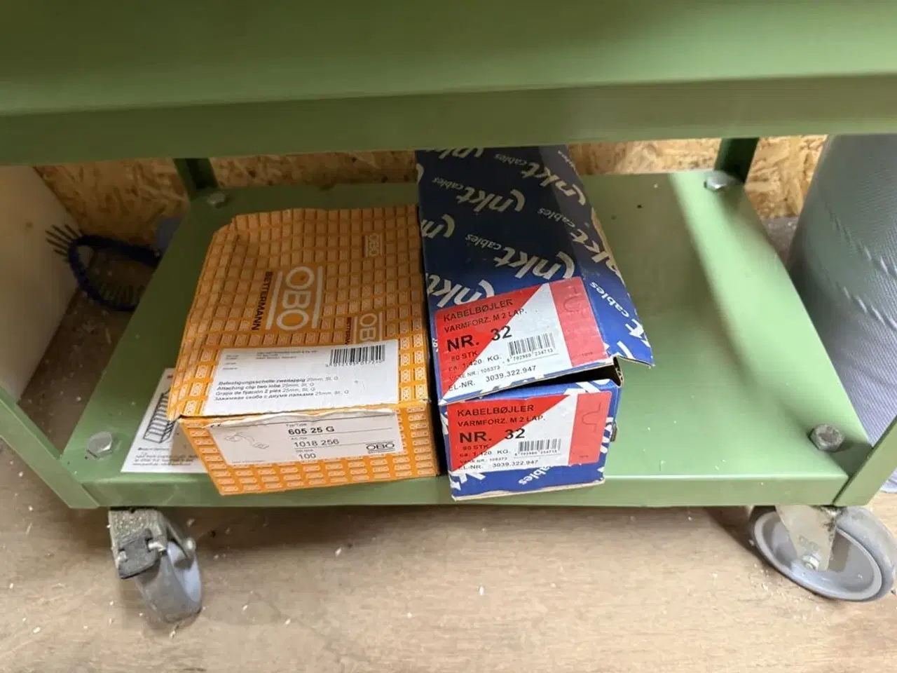 Billede 15 - Stålreol med diverse skruer, søm m.m.