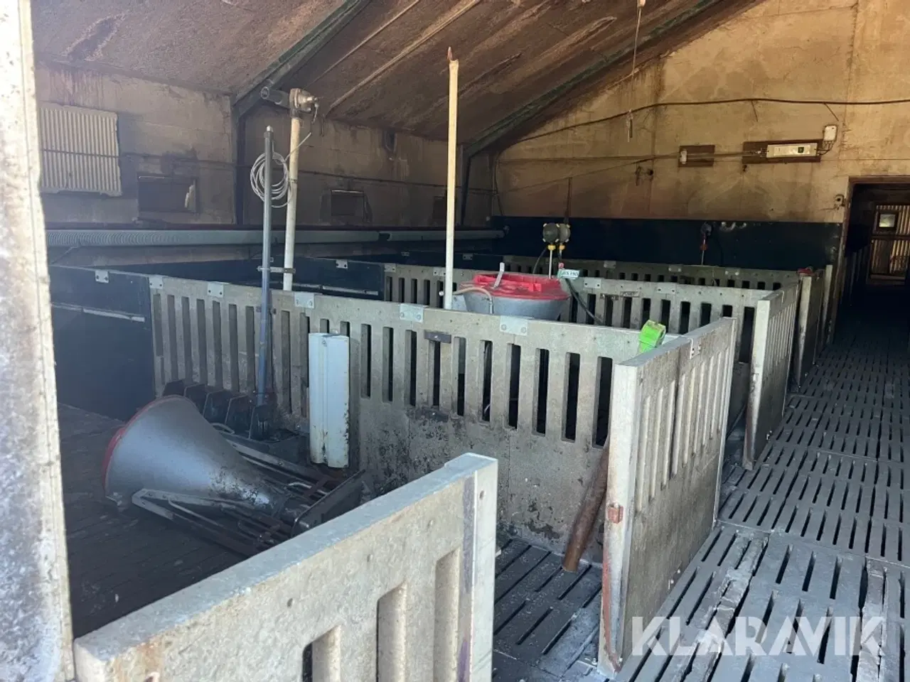 Billede 3 - Grisestier med beton inventar og foderautomater 8 styk