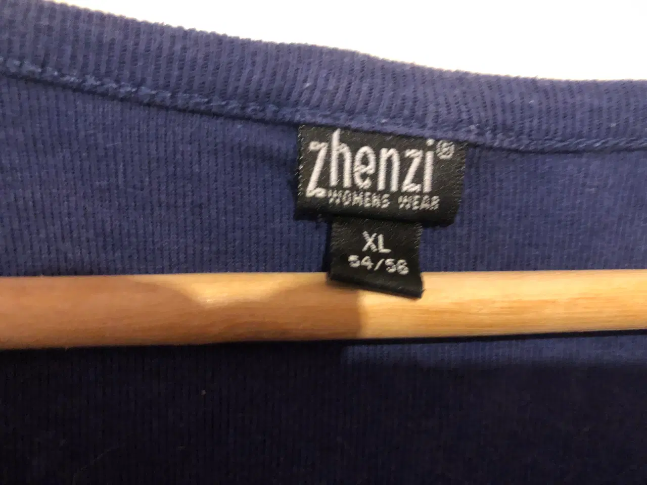 Billede 3 - Bluse i blå med fint mønster fra Zhenzi 