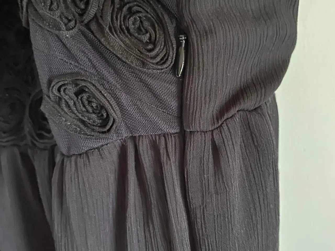 Billede 3 - Sort kjole fra zizzi str small (42/44)