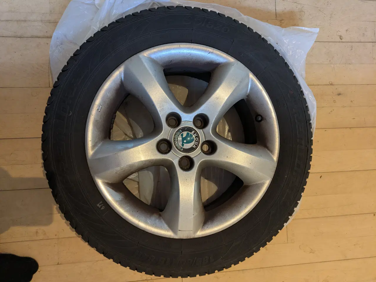 Billede 5 - Originale Skoda Fælge med dæk