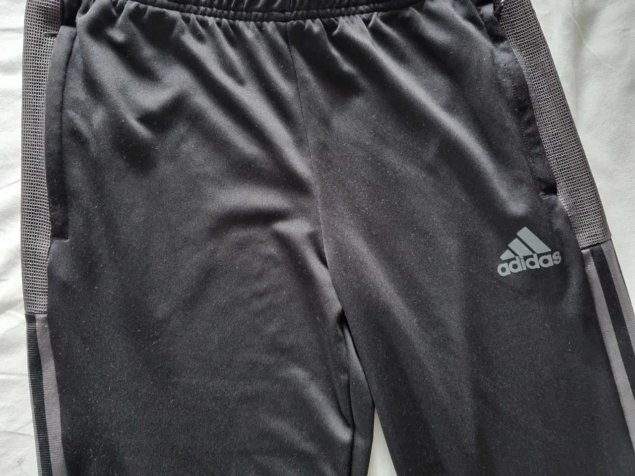 Billede 3 - Adidas bukser str 176