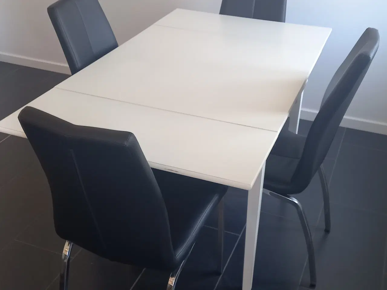 Billede 1 - bord m/4 stole