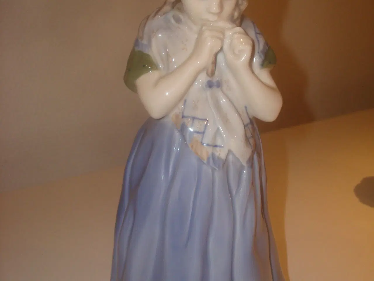Billede 1 - Kgl figur -pige i bornholmerdragt 22 cm, nr 1323