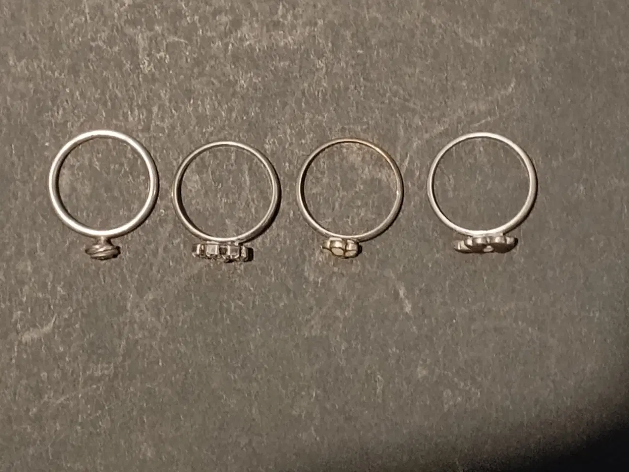 Billede 3 - 4 små sølvringe med små krystaller