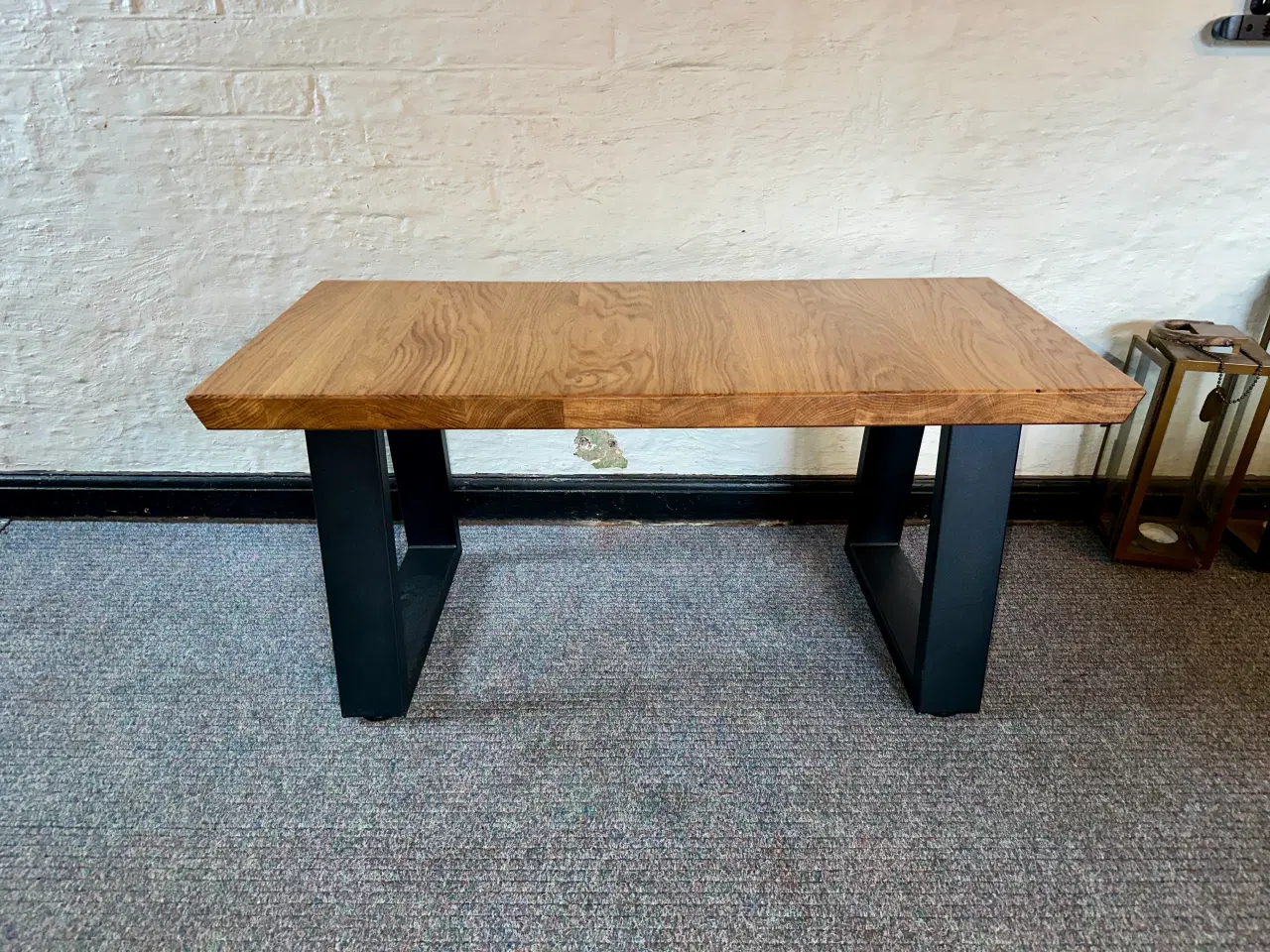 Billede 2 - Massiv sofabord med triangulære sorte stålben