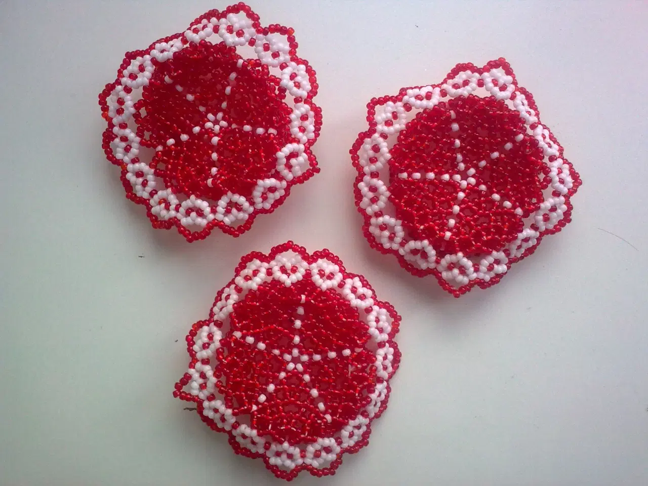 Billede 4 - Fødselsdag fest i rød og hvid * Perlesyet T fyrfad