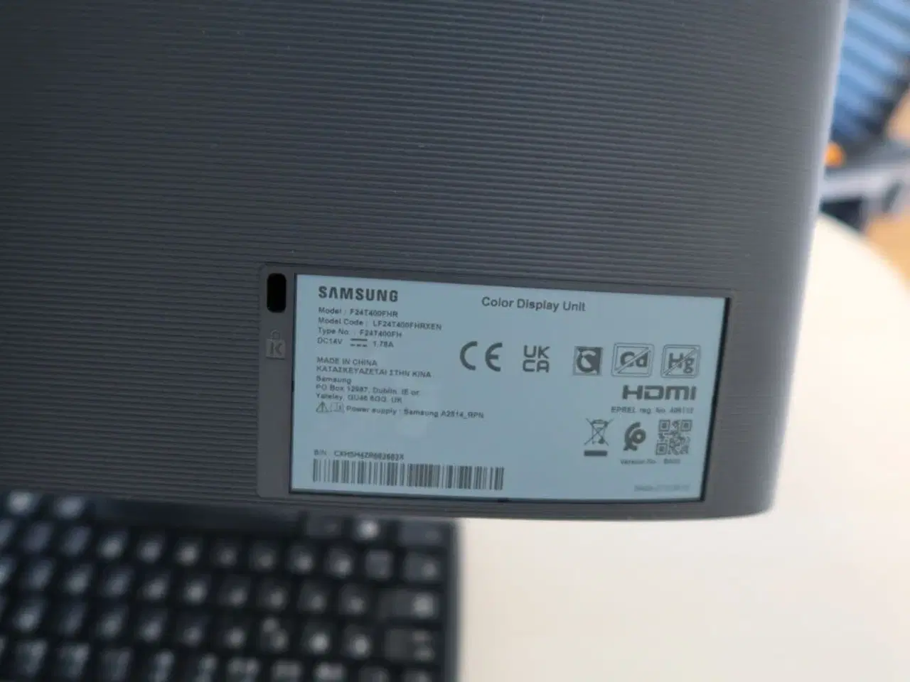 Billede 4 - Bord med computerskærm SAMSUNG F24T400FHR, tastatur og mus