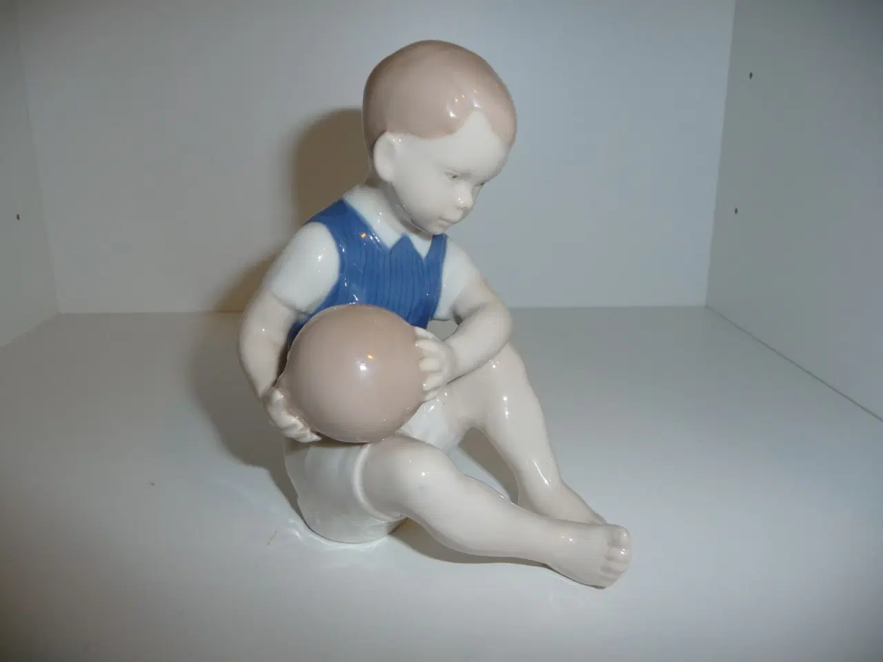 Billede 1 - porcelæns dreng med boldt