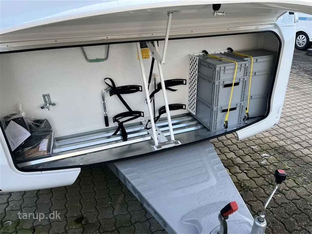 Billede 6 - 2026 - Adria Adora 613 PK Teen Køjesenge (3) og dobbeltseng, rund-siddegruppe og L-sidegruppe, SmartBox opbevaring, Truma Combi 6E, el-gulv-varme, 142 l. stort køleskab m/ frys