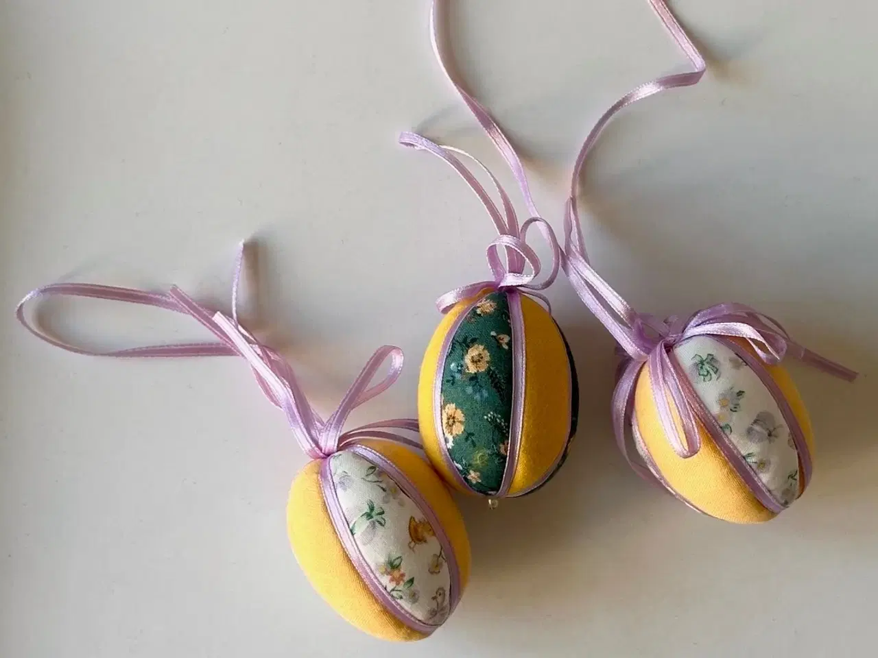 Billede 1 - Mini påskeæg, gul/lilla m blomster, 3 stk samlet