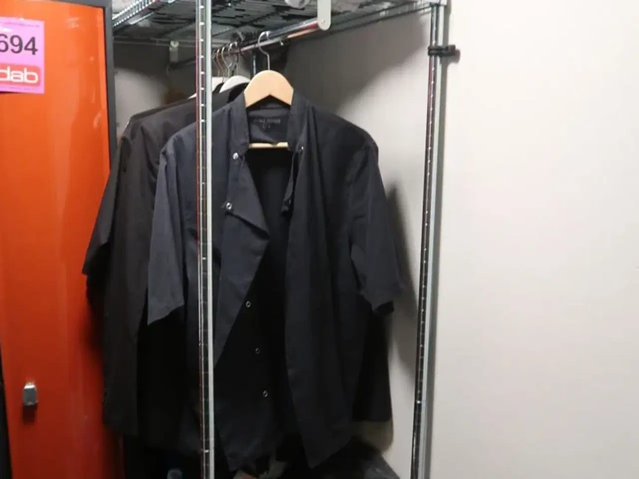 Billede 1 - Reol med indhold + tøm toilettet