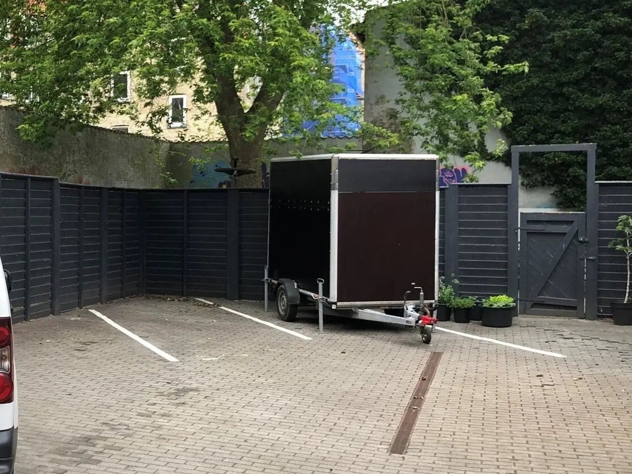 Billede 1 - Parking i aflukket gård