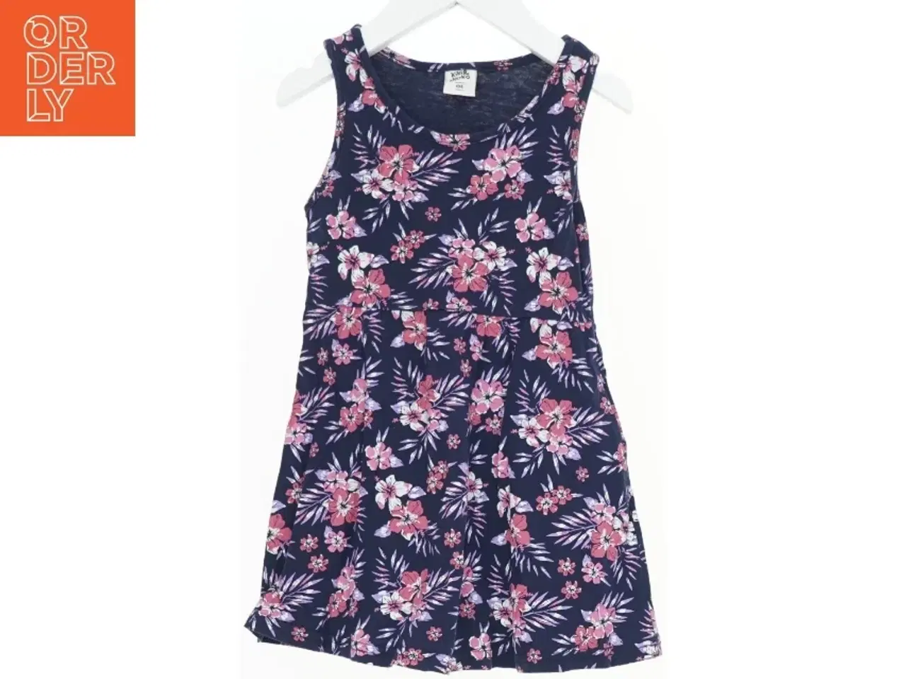 Billede 1 - Kortærmet kjole med blomsterprint fra Kiki&koko (str. 104)
