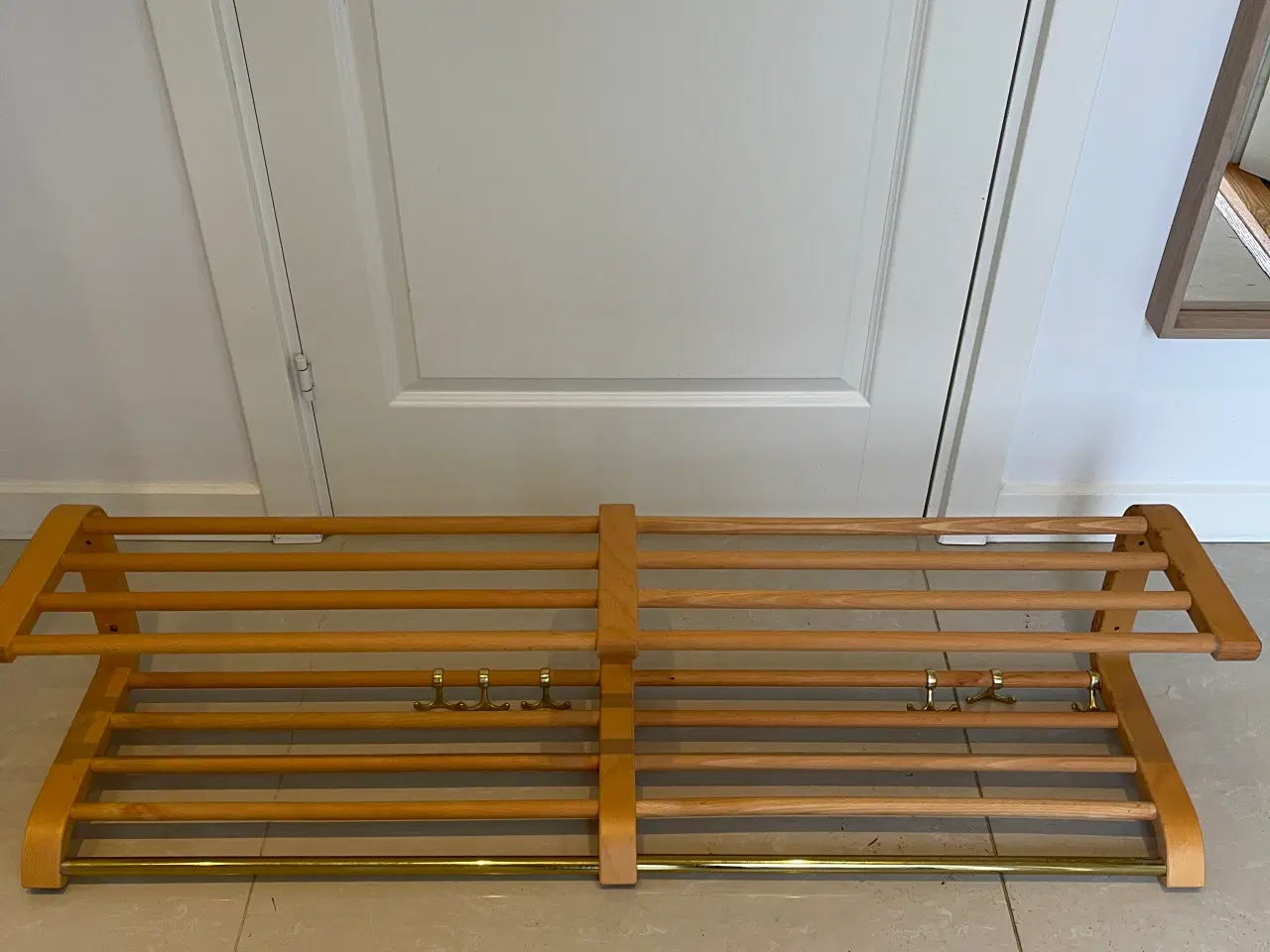 Billede 1 - Hattehylde med bøjlestang og knager – træ/messing 