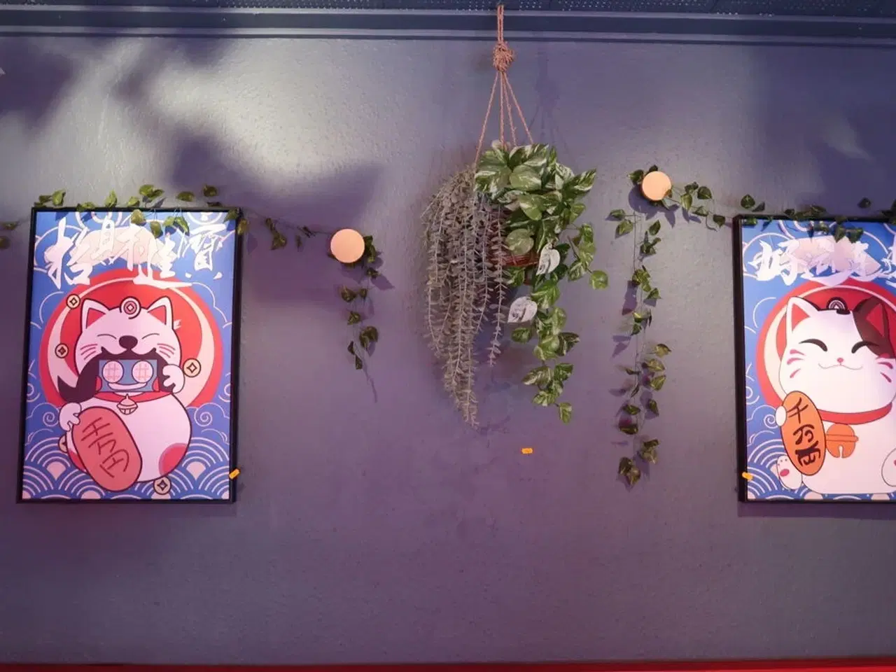 Billede 1 - 2 stk. plakater samt div. Blomster