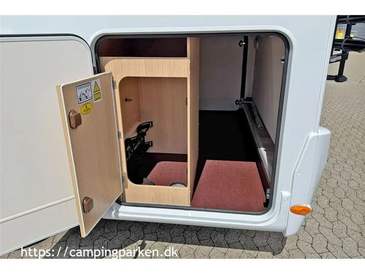 Billede 13 - 2025 - SunLight VAN V69 Adventure Edition   Sunlights populære smalle Van - med queens bed, automatgear, markise og cykelholder