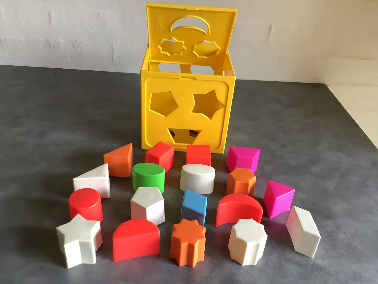 Billede 2 - Geometrisk former i en soteringskasse til børn