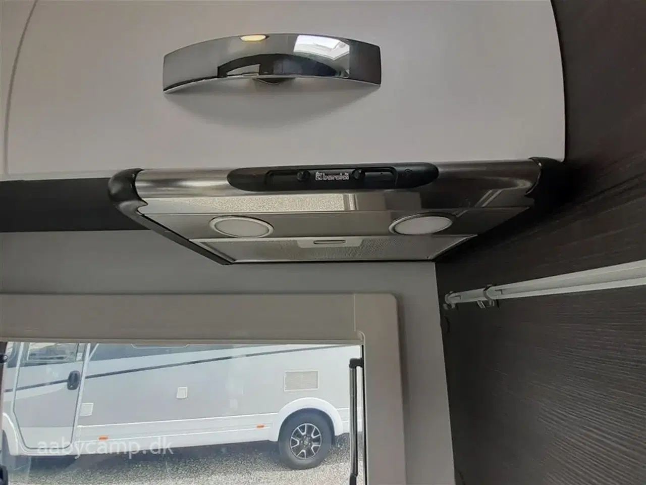 Billede 14 - 2022 - Benimar Mileo 261 NK   Automatgear. NK. pakke. varme på spildevands tanken. plisse i førehuset. solceller. lithium batterier. maxfann. clesana toilet. kompressor køleskab.