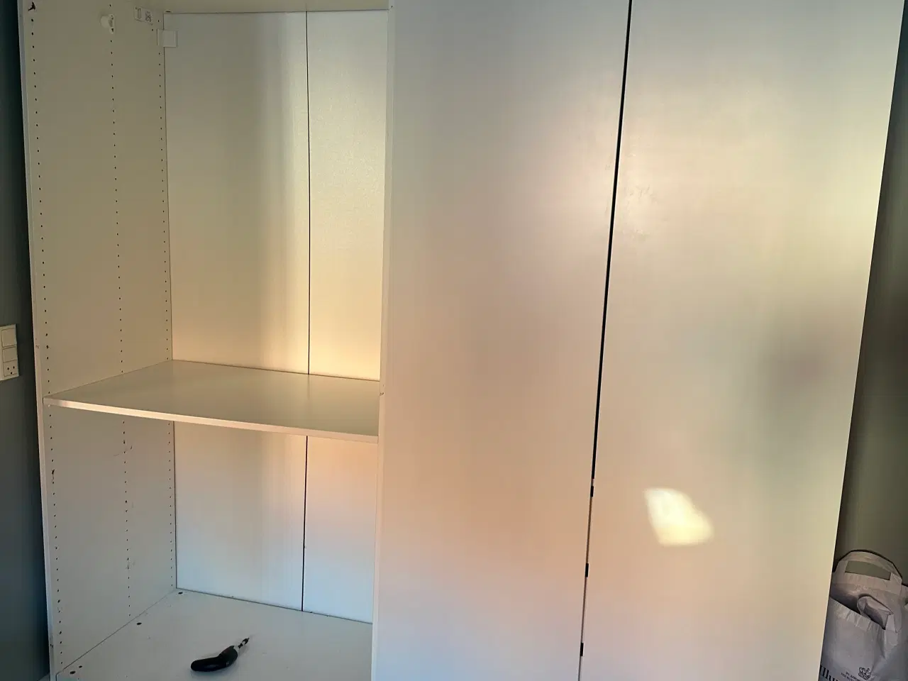 Billede 3 - 2 stk IKEA PAX skabe, hvide med låger og 3 skuffer