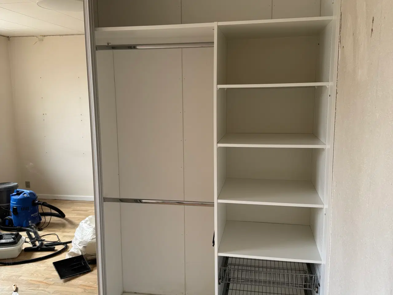 Billede 2 - KVIK indbygget garderobe med skydedør