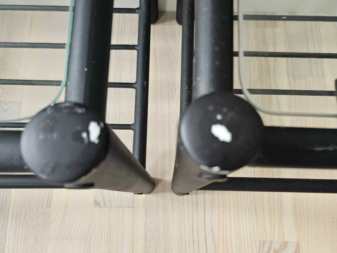 Billede 6 - 🖤 Flot metalseng + 2 matchende borde 🛏️