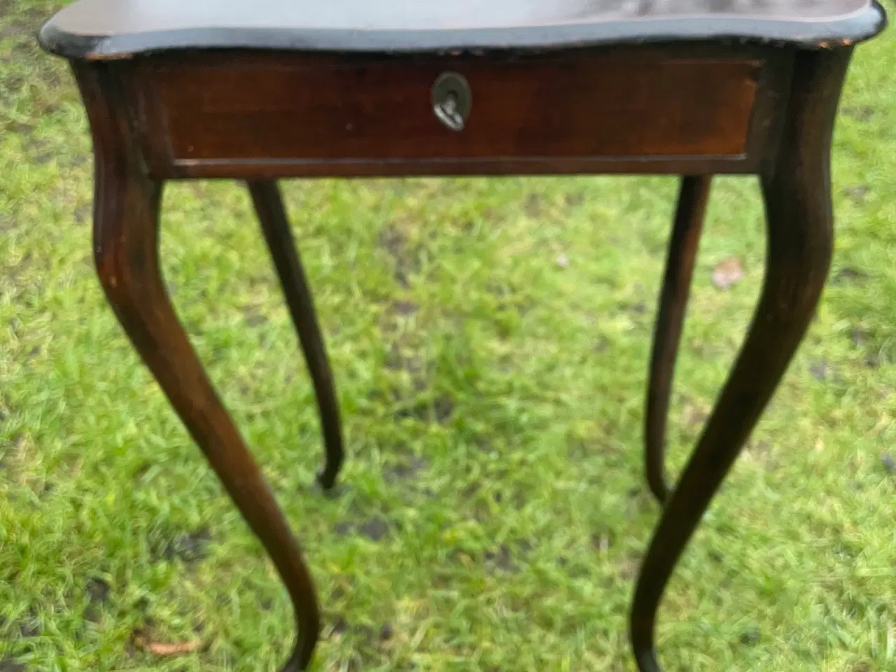 Billede 1 - Højglanspoleret sybord med skuffer