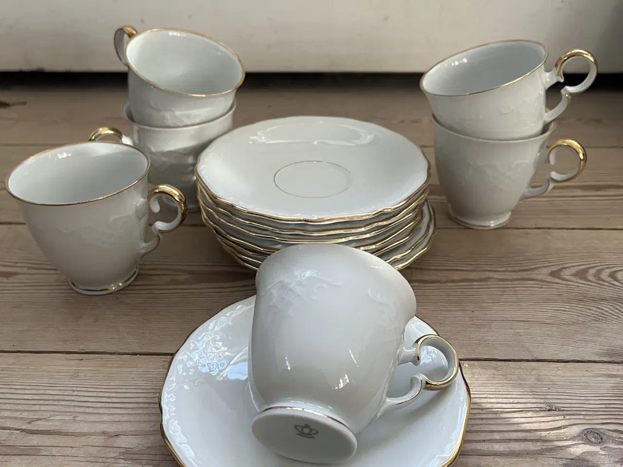Billede 3 - Hvide kopper med præget mønster og guldkant